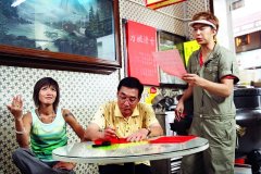 Candy Lo (la patronne), Spencer Lam (le voisin) & Patrick Tang (le serveur) dans la boutique d'<b>Herbla Tea</b>